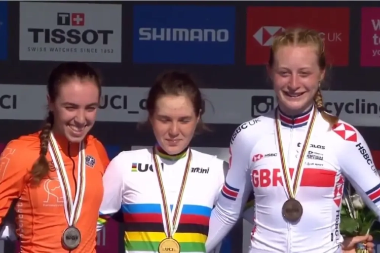 🎥 Russische wint WK tijdrijden bij de junioren vrouwen ondanks vreselijke blunder in slotkilometer