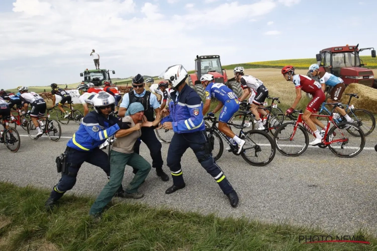 🎥 Protest breekt uit wanneer koploper van peloton tijdens koers door wagen omver wordt geknald