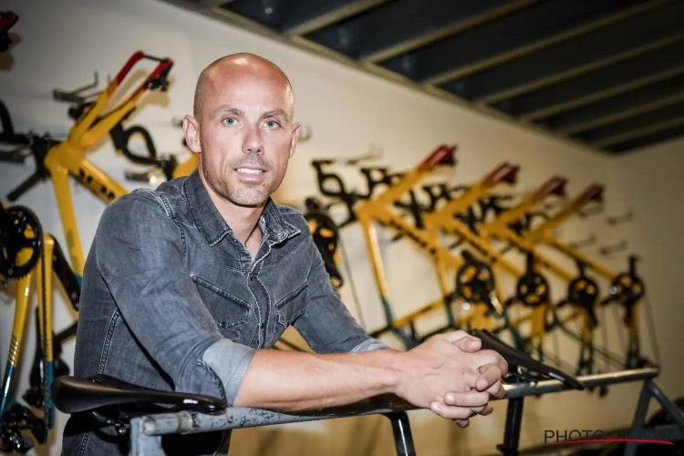 Sven Nys krijgt stevige opdoffer te verwerken en wijst met de vinger 