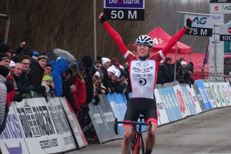 Regen doet intrede in Antwerpen: Julie De Wilde wint bij junioren dames, kampioene bij nieuwelingen grote revelatie