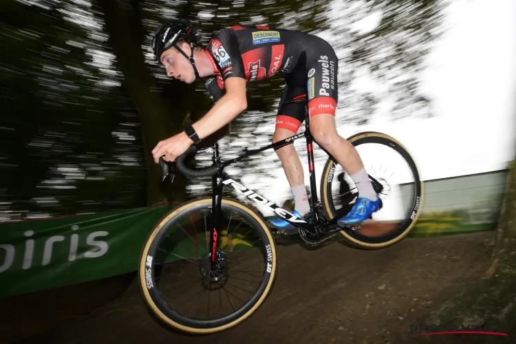 Pauwels Sauzen-Bingoal feest bij beloften: Toon Vandebosch blijft pechvogel van Alpecin-Fenix voor in thriller