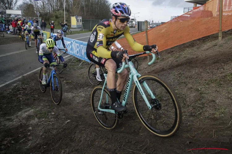 Wout van Aert geeft meer uitleg over eerste veldritoverwinning sinds horrorcrash: "Deed enorm veel deugd"