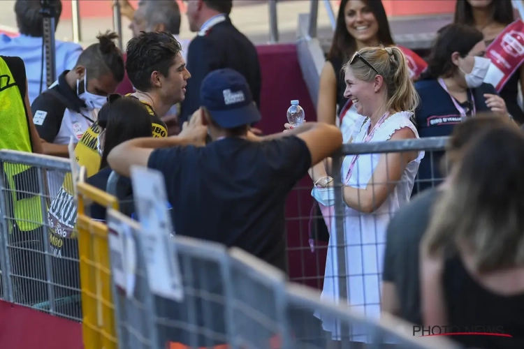 📷 Echtgenote Van Aert laat zwangere buik fotograferen door vriendin andere renner: "Ze redt ook levens"