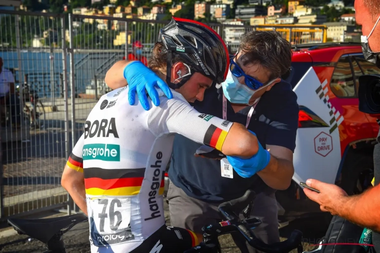 Maximilian Schachmann breekt sleutelbeen door auto die op het parcours rijdt, UCI beraadt zich over actie