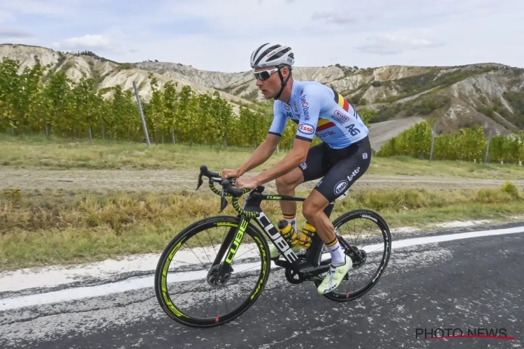 WK-debutant ziet dat het snor zit in het Belgische team: "Onze groep hangt echt goed samen rond Wout van Aert"