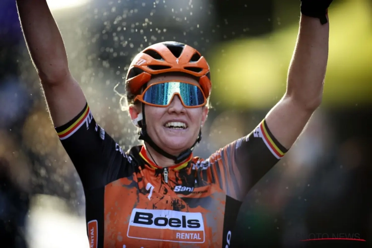 Jolien D'hoore neemt revanche voor BK en haalt het na zinderend slot in Gent-Wevelgem