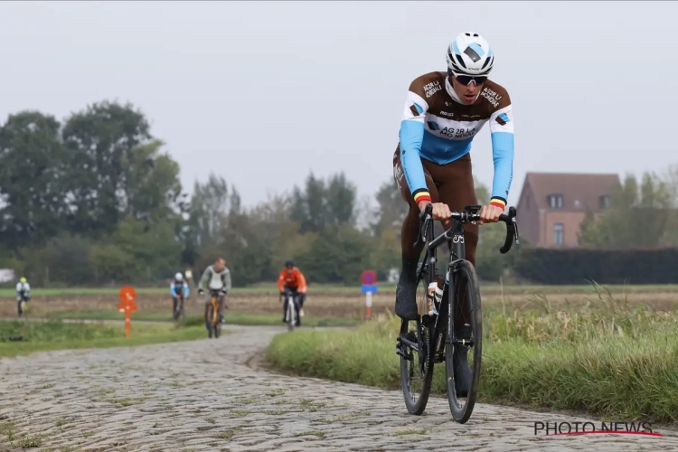 📷 Oliver Naesen en Greg Van Avermaet gaan materiaal testen op de kasseien