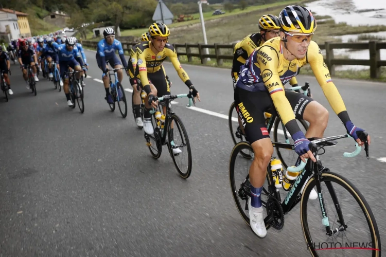 Topfavorieten meteen op de afspraak in Vuelta: Roglič rondt het af na sterk werk van Kuss en is eerste leider