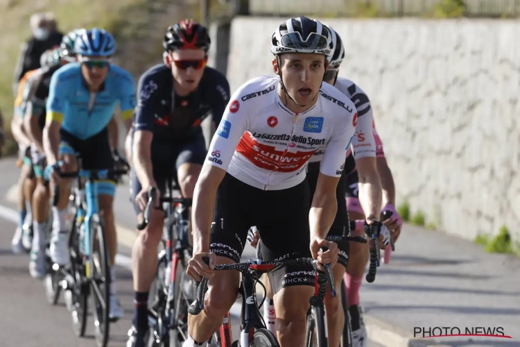 Spettacolo op de Stelvio! Almeida zakt door het ijs. Ook Kelderman kan niet volgen maar wordt wel leider