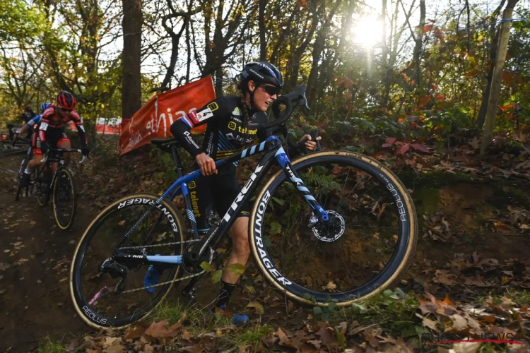 Lucinda Brand van gemiste start naar vierde overwinning van het seizoen en klopt sterke Betsema in Kortrijk