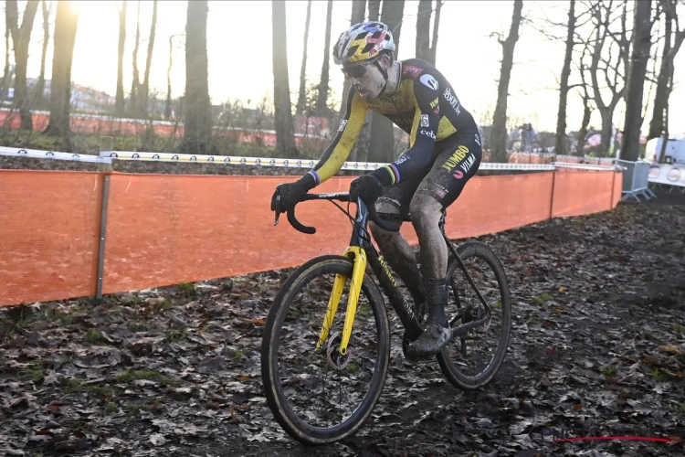 Wout van Aert vindt één van zijn concurrenten in het veldrijden indrukwekkend: "Zijn niveau is serieus omhoog gegaan"