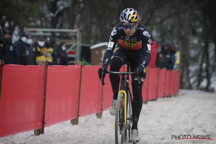 Van Aert profiteert van materiaalpech bij Van der Poel en wint met minuut voorsprong in Overijse