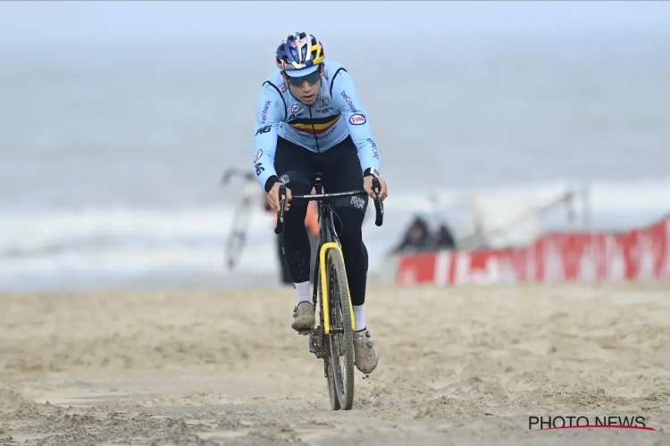 Wout van Aert meldt zich aan teamhotel Belgian Cycling voor het WK veldrijden