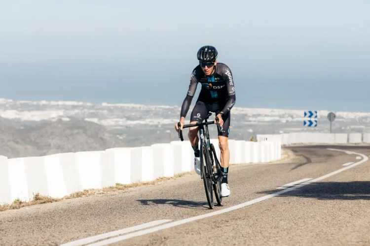 🎥 Ploegmaat kan tranen niet bedwingen na opgave Bardet: "Een groot kampioen, hij was er meer dan klaar voor"