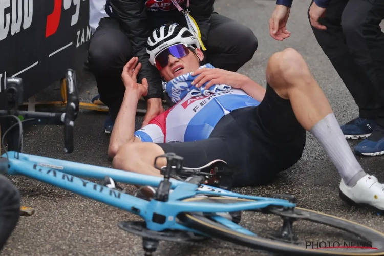 📷 IN BEELD: Zo uitgeteld lag Mathieu van der Poel erbij na zijn magistrale overwinning in Tirreno-Adriatico