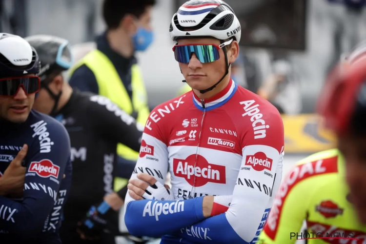 Mathieu van der Poel moedigt ploegmaats aan langs de kant van de weg in Scheldeprijs