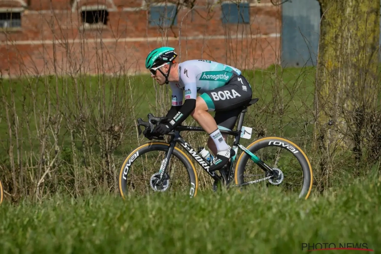 🎥 Renner van Bora-Hansgrohe in tribunes gekatapulteerd op de piste, ook verwondingen bij mensen uit publiek