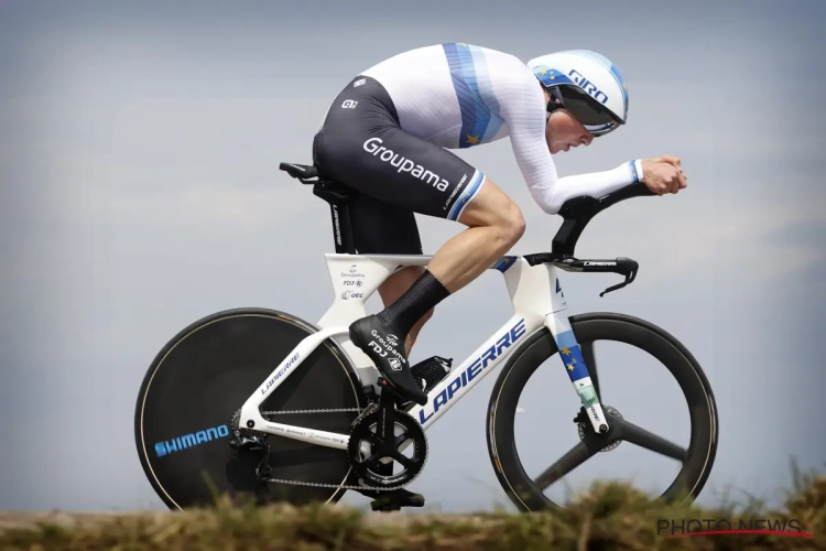 Europees kampioen tijdrijden Stefan Küng slaat dubbelslag na lekke band voor Mas in slotkilometer