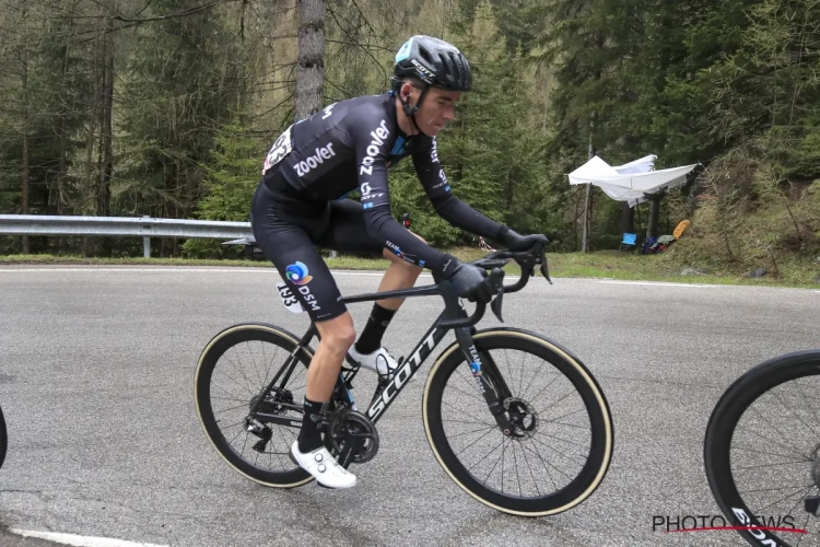 📷 Prachtig: UNESCO zet Romain Bardet in de bloemetjes voor hulp aan concurrent Julian Alaphilippe