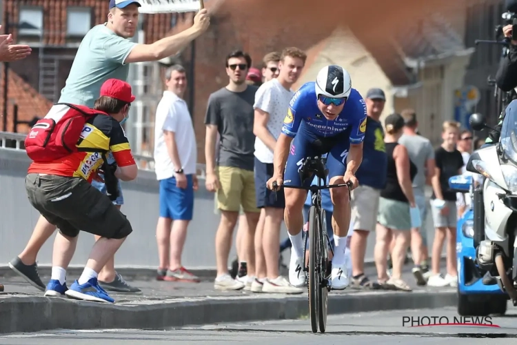 Remco Evenepoel komt op BK tijdrijden plots... rijdende auto tegen