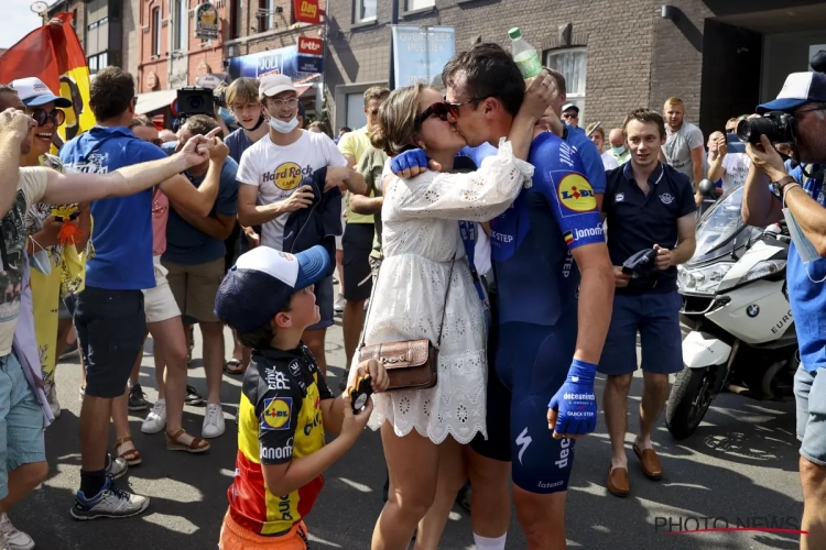 📷 IN BEELD: Lampaert deelt innige momenten met vriendin Astrid en mama Carine en de supporters gaan uit hun dak