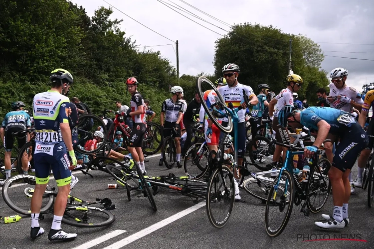 Vreselijke toestanden: koersorganisatie moet drastisch ingrijpen nadat massacrash wel héél groot deel van peloton velt