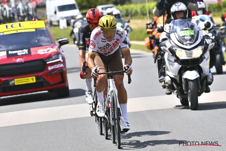 🎥 Greg Van Avermaet bij de les: hij reed niet verkeerd terwijl aanvaller voor hem dat wel deed