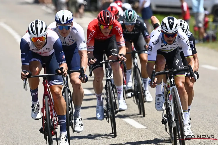 Na uitgestelde start van Tourrit en waaiers gaan Theuns, Van Moer en Alaphilippe mee in de aanval