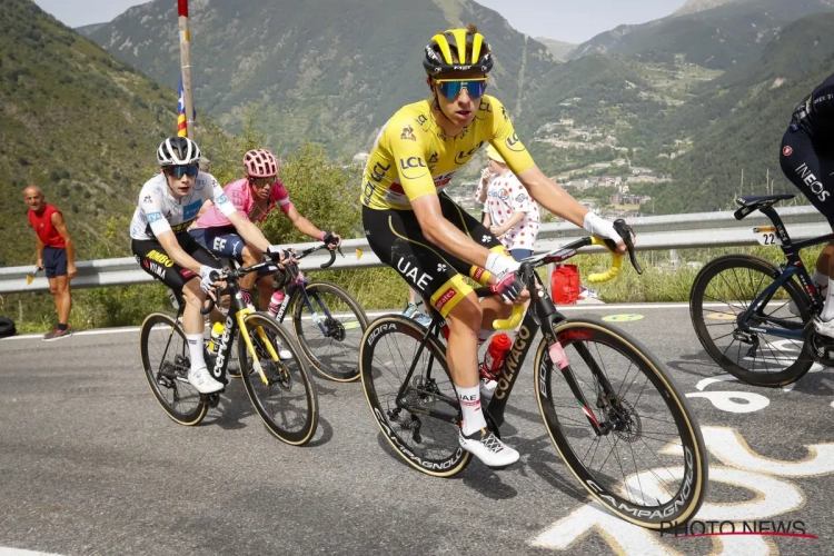 Nieuwe 'boss' in het peloton? Pogacar rijdt zelf achter vluchters om ze terug te halen