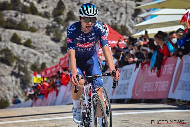 Jay Vine wint zijn 2e bergrit in de Vuelta, Remco Evenepoel behoudt met overschot zijn rode trui