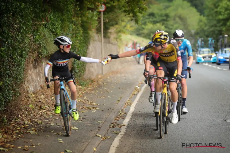 🎥 Drinkbus volstaat niet, ploegmaat van Wout van Aert geeft jonge fan hele wieler-experience