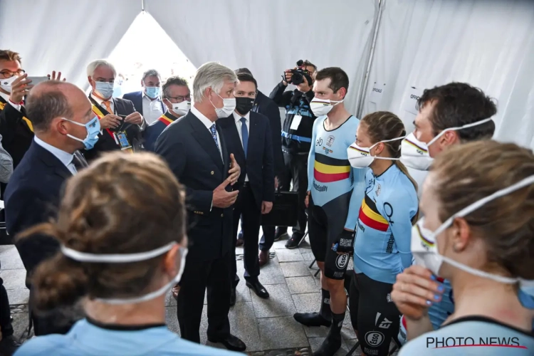 Koning Filip spreekt Belgische ploeg en wereldkampioen Martin toe na WK mixed relay te volgen met Eddy Merckx