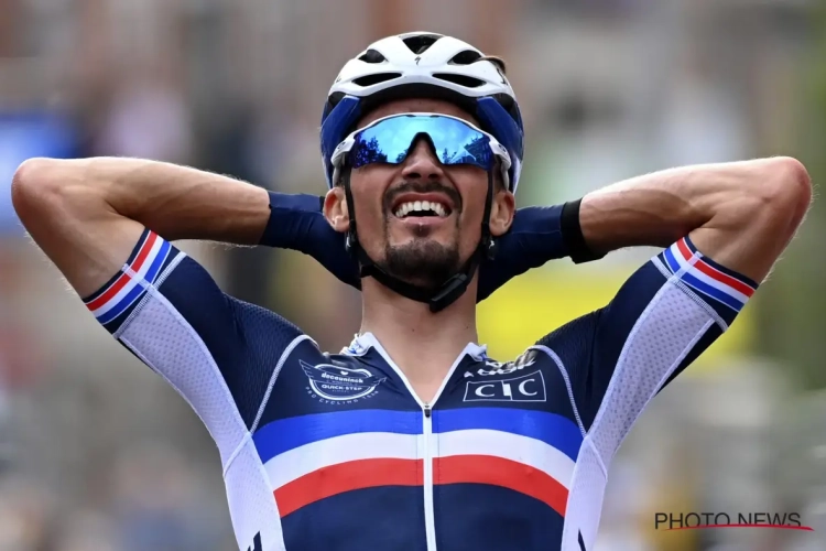 Julian Alaphilippe showt zijn nieuwe regenboogtrui woensdag in Italiaanse koers