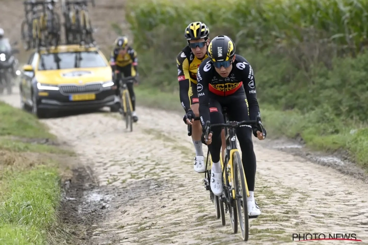 📷  Wout van Aert en andere renners Jumbo-Visma vertrekken in Parijs-Roubaix met speciale tenue 