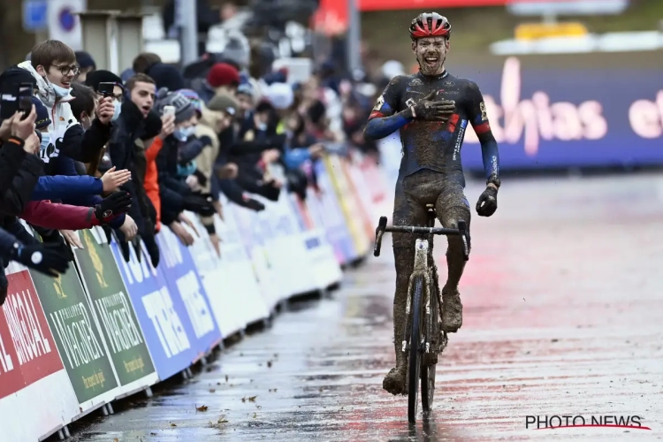 20-jarige Pim Ronhaar scoort podium in Wereldbeker bij elite na duel met Vanthourenhout: "Supergaaf, echt ongelooflijk"