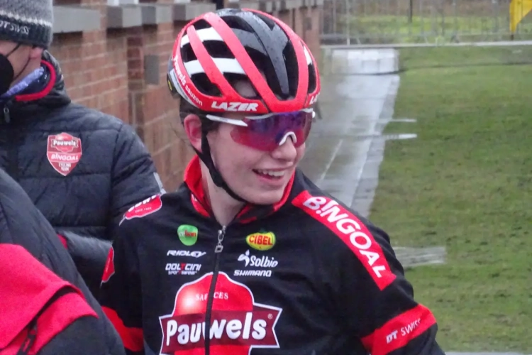 BK veldrijden is begonnen: Shanyl De Schoesitter wint eerste aparte BK voor dames nieuwelingen ooit