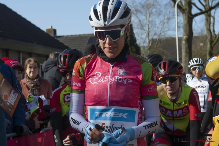 Ellen van Dijk eindwinnares van de Bloeizone Fryslân Tour, Italiaanse van Liv Racing juicht in slotetappe