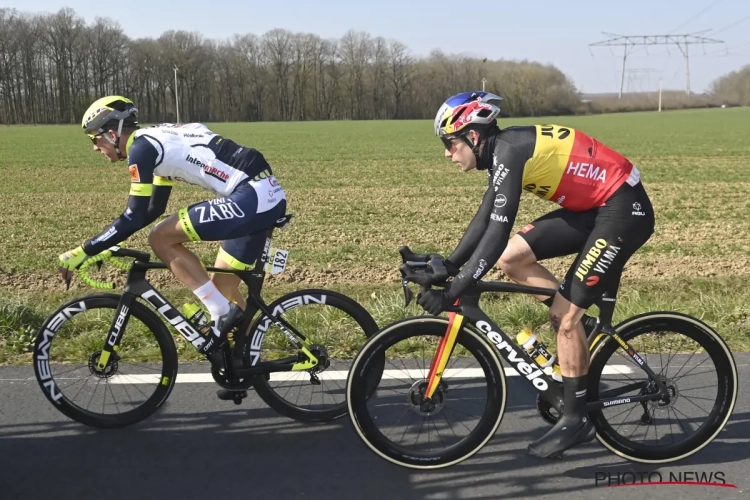 Wout van Aert loopt bebloede knie op bij valpartij maar keert terug in peloton en stelt het goed