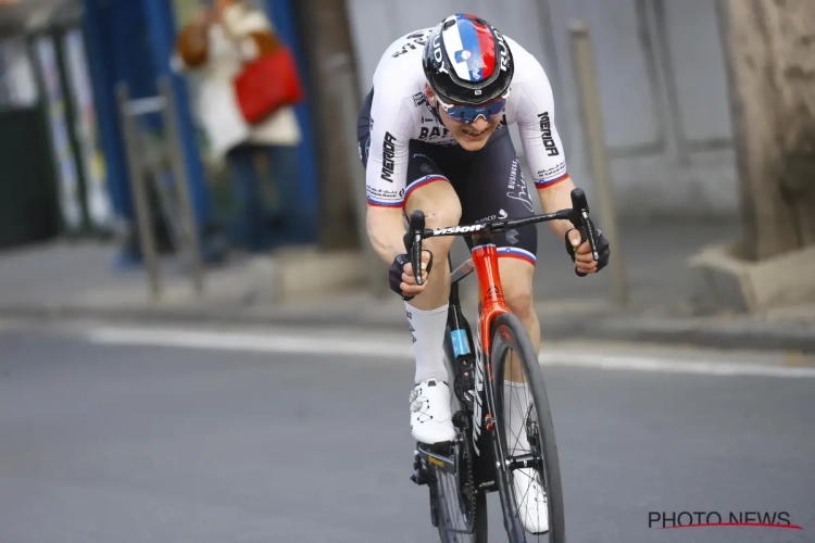 🎥 Sprongetje zet waanzinnige afdaling in die winst oplevert in Milaan-Sanremo: "Hij is een absolute daredevil"