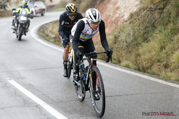 Richard Carapaz wint in Catalonië na vlucht met twee van 125 kilometer