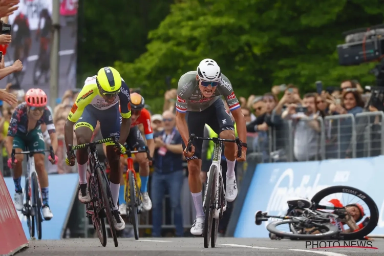 🎥 Van der Poel wint epische sprint en pakt roos, Ewan zwaar ten val