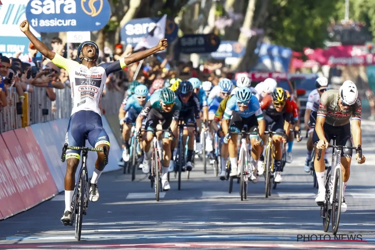 🎥 Girmay moet naar ziekenhuis... na ongeval op podium