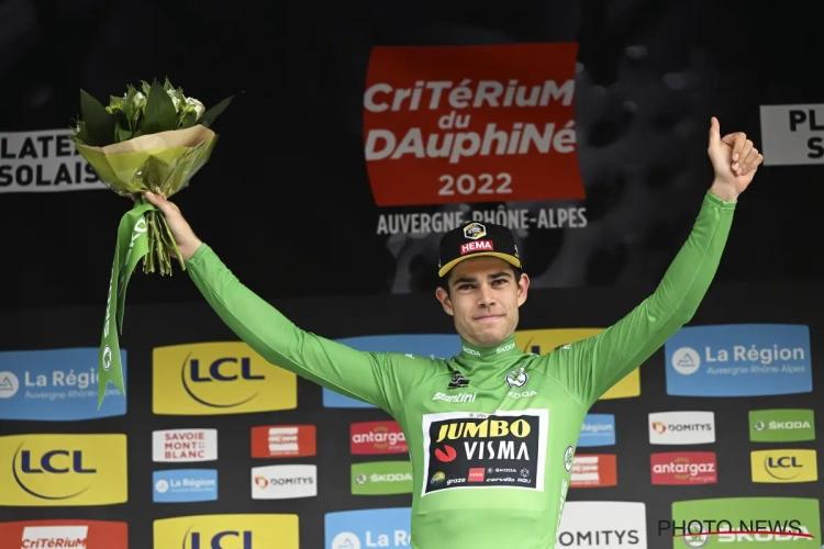 Wout Van Aert is ontspannen op het podium en heeft tijd voor een grap