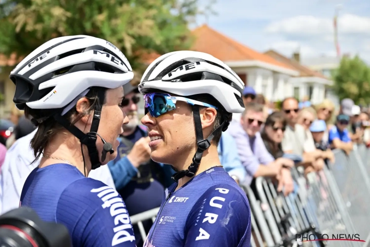 De zoen van de overwinning: Sanne Cant en Kim de Baat delen innig moment na het BK wielrennen