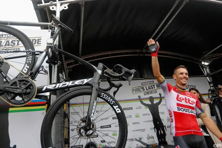 Philippe Gilbert juicht nog een laatste keer en hangt zijn fiets definitief aan de haak op 'zijn' Cauberg