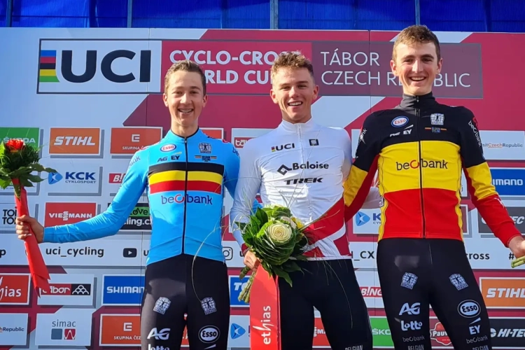 Volledig Belgisch podium in beloftencross Tábor: Thibau Nys haalt het na een duel met Jente Michels