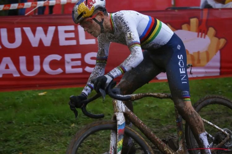 Wereldkampioen Tom Pidcock soleert naar winst in Superprestige in Boom na vroege val van Mathieu van der Poel