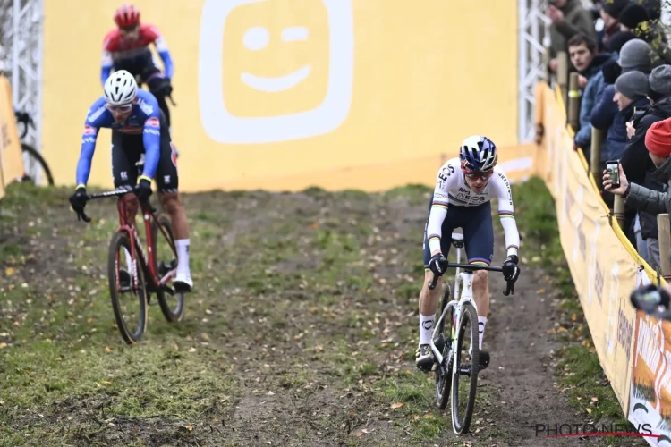 🎥 Inspanningen van Van der Poel na zijn val, de solo van Pidcock, sprint bij dames: herbeleef-en bekijk cross in Boom!