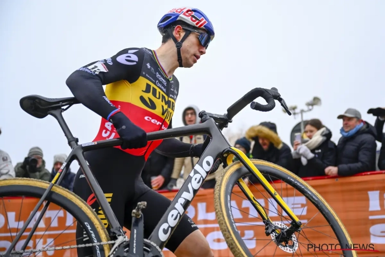 🎥 Dat overkomt hem maar zeldzaam: ook valpartijtje maakt deel uit van rentrée Van Aert, wel zonder erg