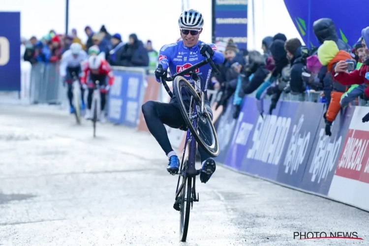 Niels Vandeputte (Alpecin-Deceuninck) viert podiumplek met wheelie: "Ongelooflijk, dit betekent heel veel voor mij"